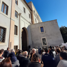 cittadini e amministratori locali davanti al portone antico dell'Ospedale di Tivoli